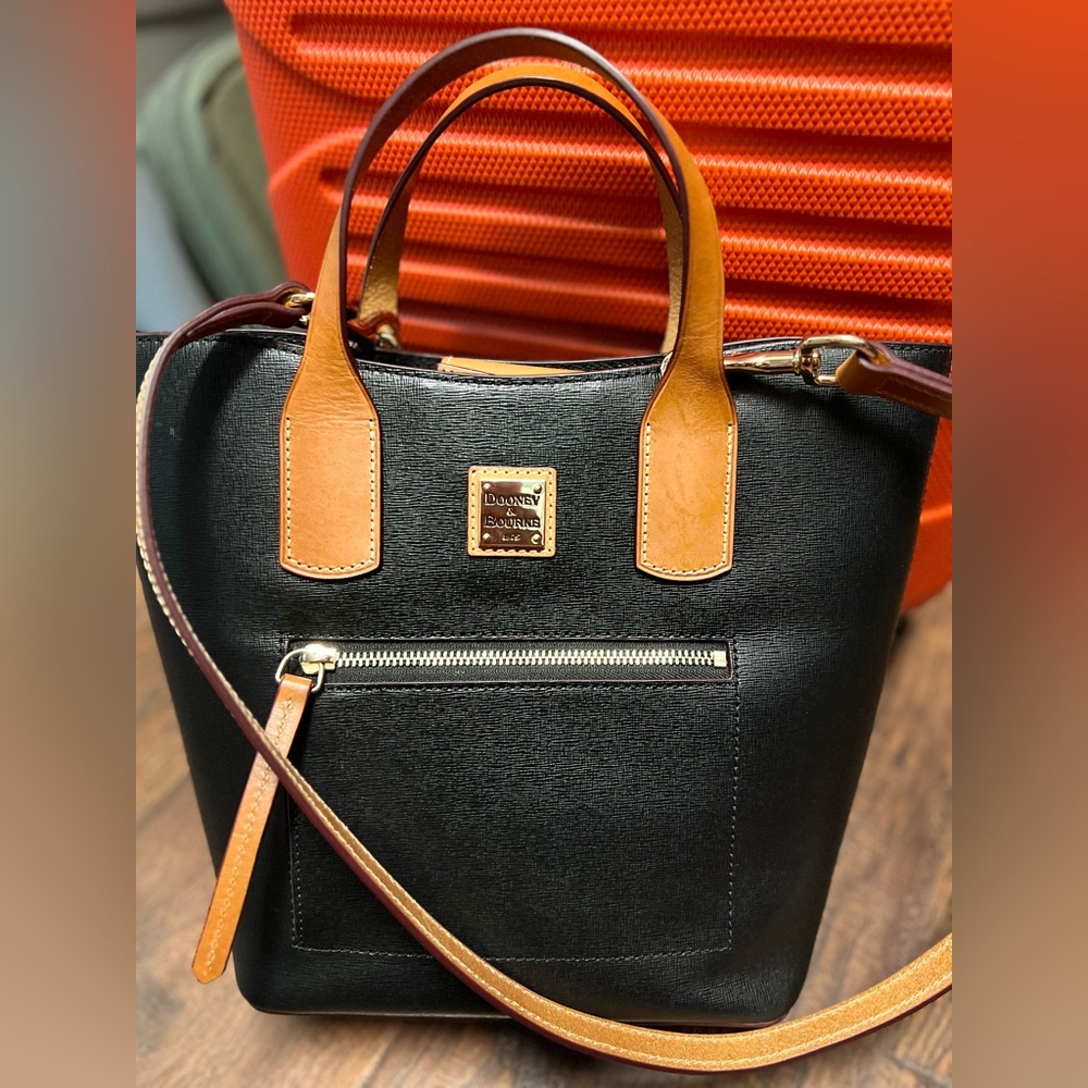 Pebble Grain Darla Shopper Dooney & Bourke handbag